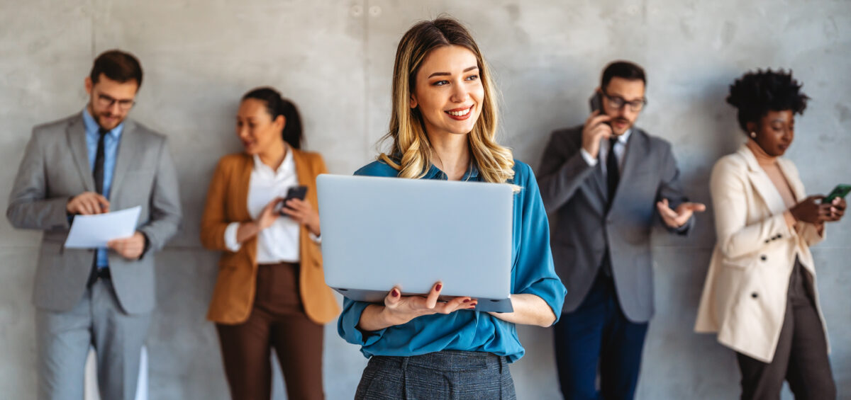 Die geschäftliche Nutzung privater digitaler Endgeräte durch Arbeitnehmende, auch bekannt als Bring Your Own Device (BYOD), gewinnt im modernen Arbeitsumfeld zunehmend an Bedeutung und bringt neue arbeitsrechtliche, datenschutzrechtliche, eigentumsrechtliche und strafrechtliche Herausforderungen mit sich. Der vorliegende Beitrag beleuchtet die zentralsten rechtlichen Aspekte von BYOD nach Schweizer Recht.