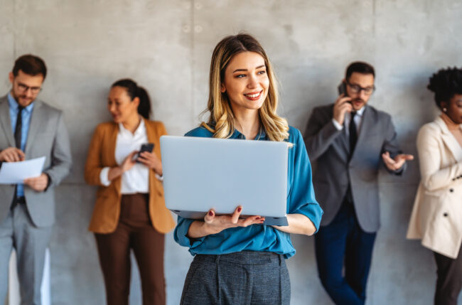 Die geschäftliche Nutzung privater digitaler Endgeräte durch Arbeitnehmende, auch bekannt als Bring Your Own Device (BYOD), gewinnt im modernen Arbeitsumfeld zunehmend an Bedeutung und bringt neue arbeitsrechtliche, datenschutzrechtliche, eigentumsrechtliche und strafrechtliche Herausforderungen mit sich. Der vorliegende Beitrag beleuchtet die zentralsten rechtlichen Aspekte von BYOD nach Schweizer Recht.